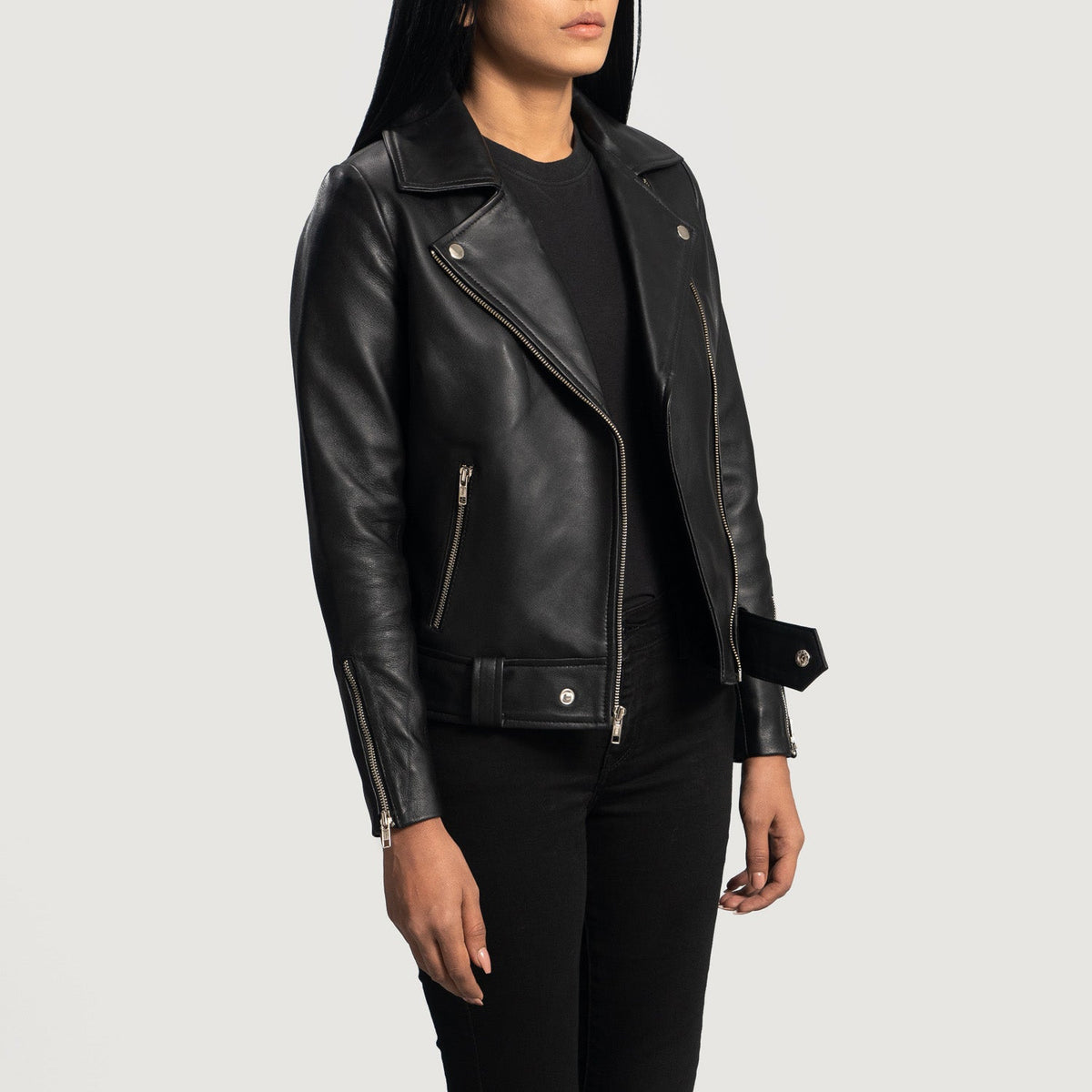 
Prospettiva indossata di Rumy Maroon Leather Biker Jacket su modello - Drappeggio naturale alla luce del giorno
