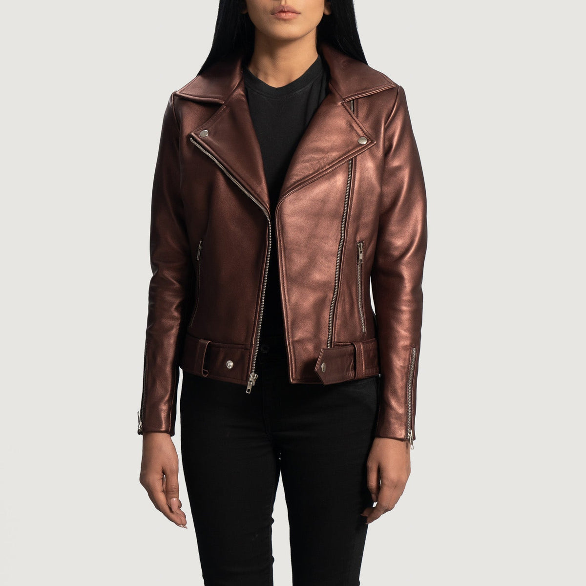 
Rumy Maroon Leather Biker Jacket - Vista laterale che mostra il taglio ergonomico delle maniche