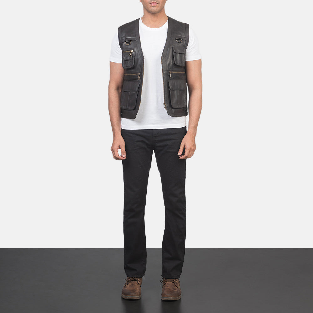 
Safari Marrone Gilet in Pelle da Uomo - Vista laterale che mostra il taglio ergonomico delle maniche