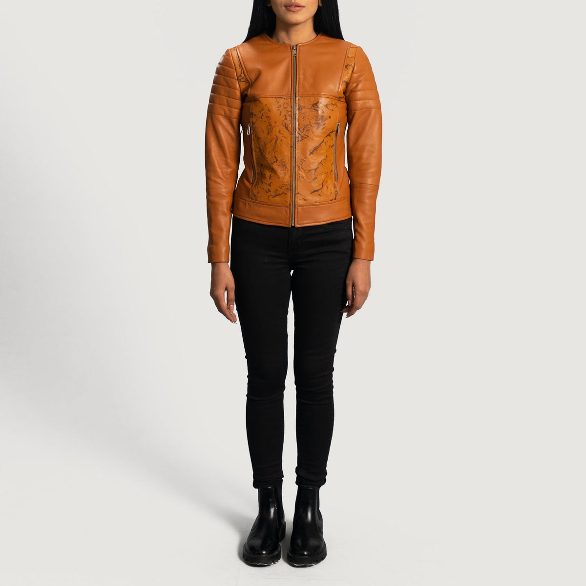 Dettaglio ravvicinato of Classic Collar &amp; Zipper Hardware on Women's Sandy Cuoio Dye Giacca Biker in Pelle da Donna