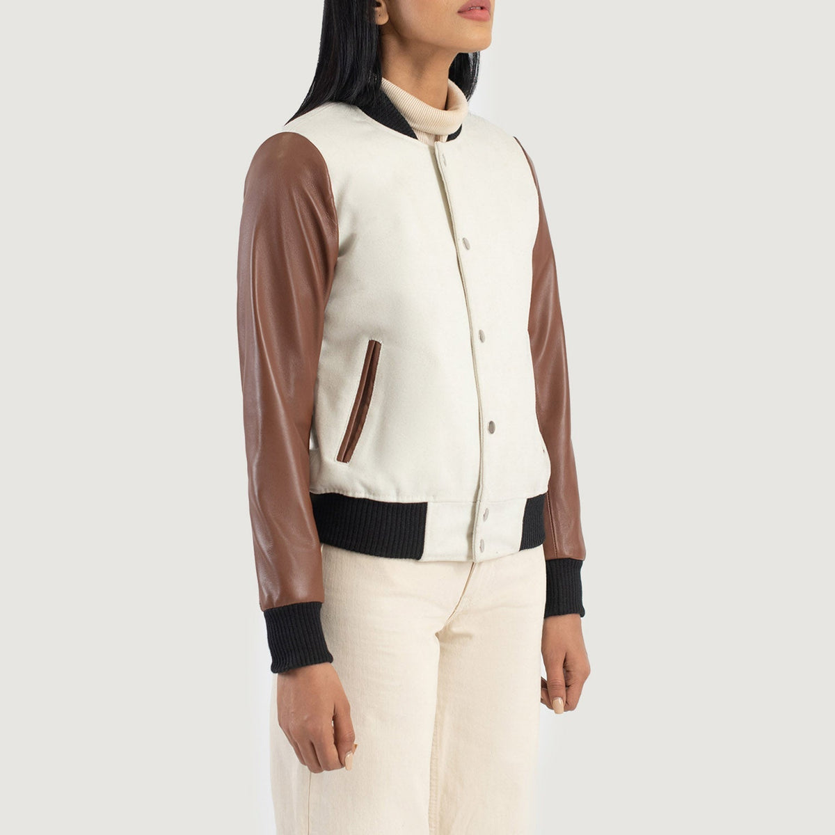 Vestibilità di Savant Green Hybrid Varsity Jacket su modello - Drappeggio naturale alla luce del giorno