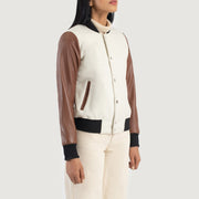 Vestibilità di Savant Green Hybrid Varsity Jacket su modello - Drappeggio naturale alla luce del giorno