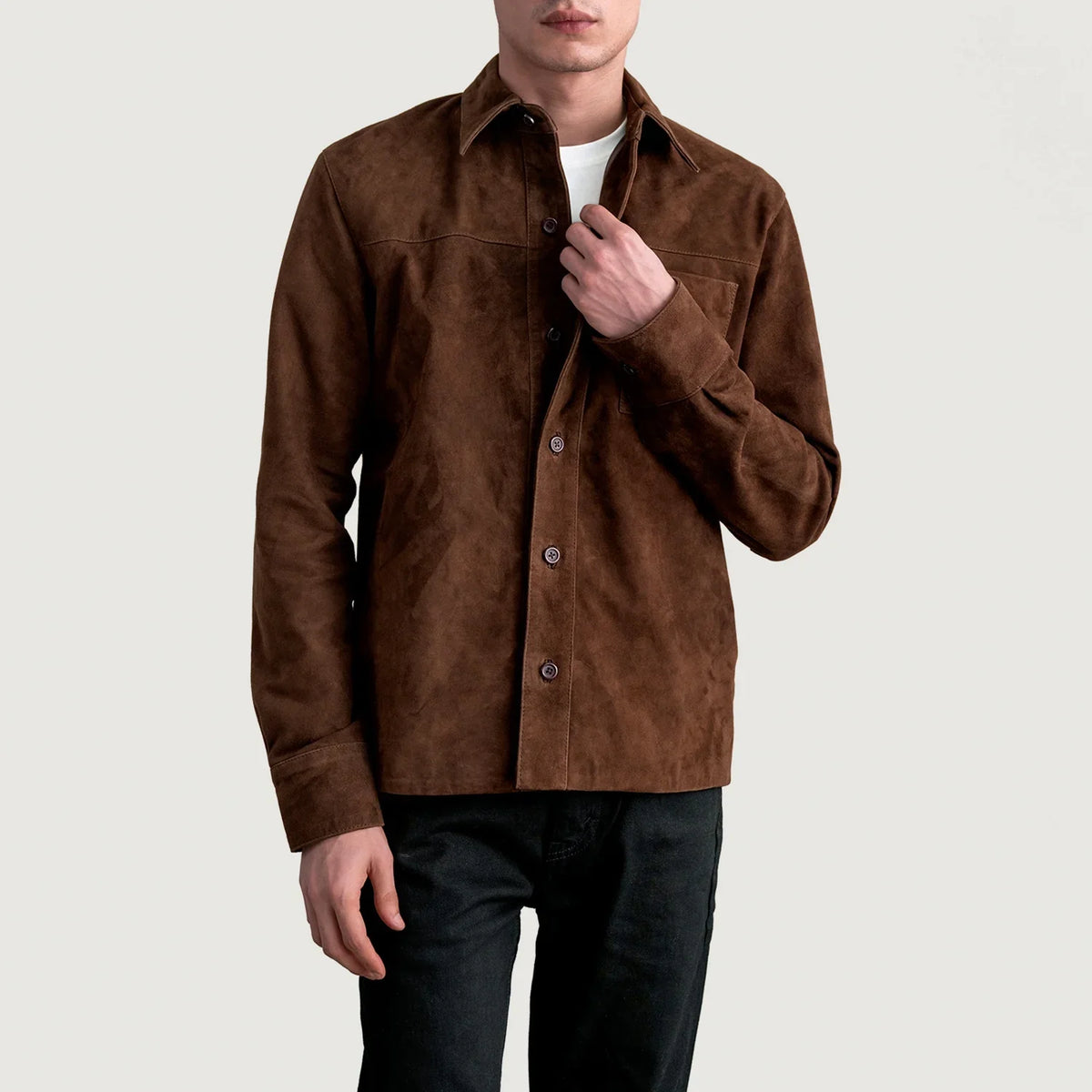
Scout Moka Suede Leather Shirt da Uomo in Brown Goatskin Suede - Vista frontale e silhouette sartoriale | Acquista online