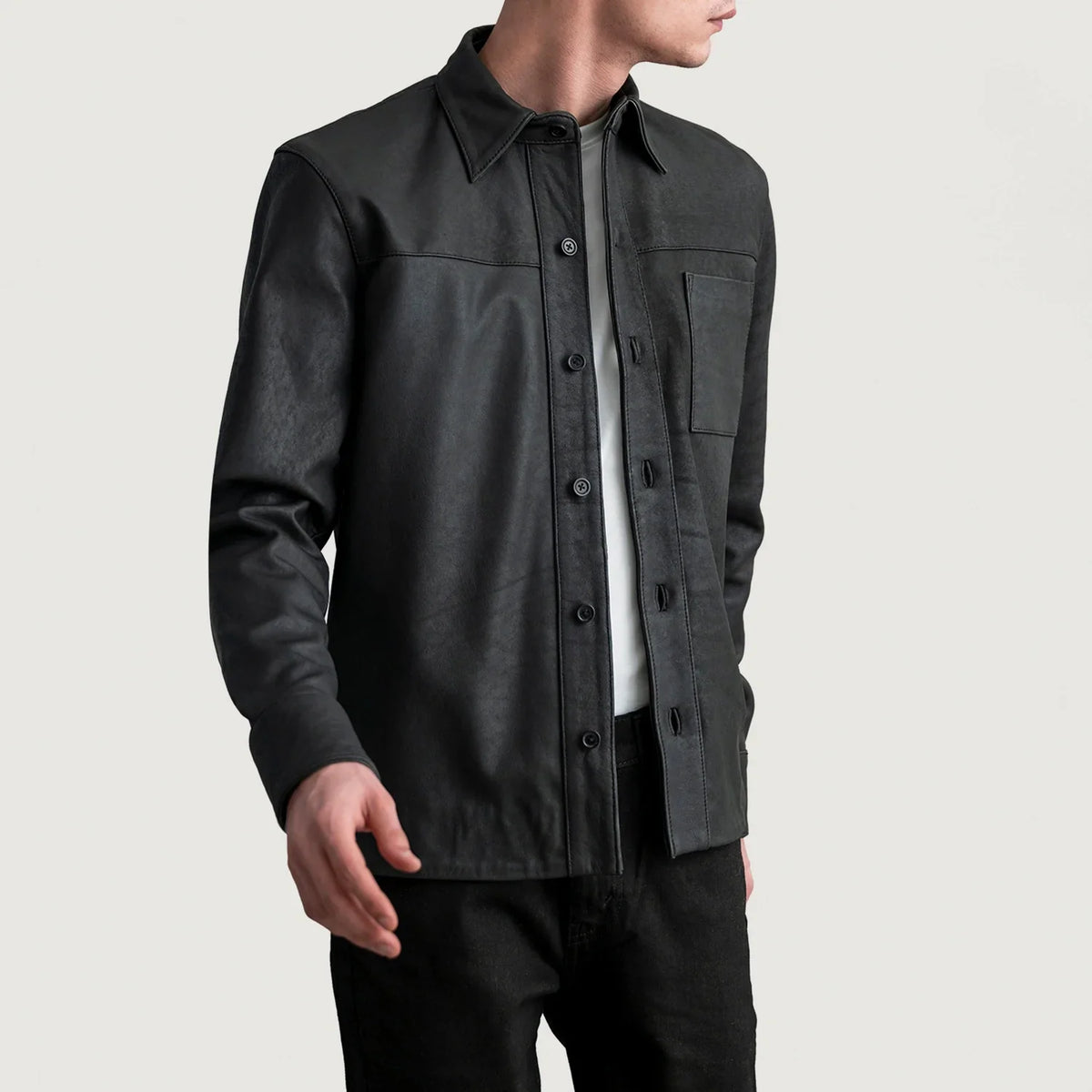 
Scout Tumbled Nero Leather Shirt da Uomo in Tumbled Black Sheepskin Leather - Vista frontale e silhouette sartoriale | Acquista online