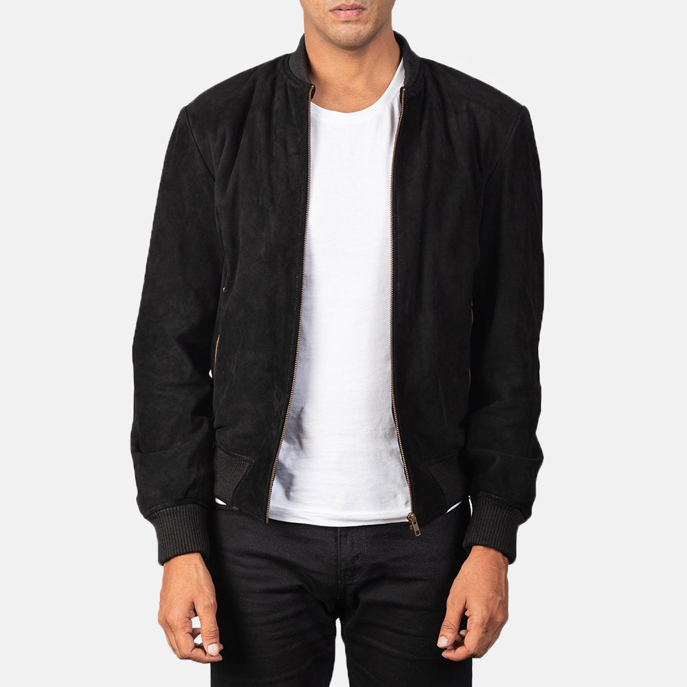 
Shane Nero Suede Bomber in Pelle da Uomo in Black Goatskin Suede - Vista frontale e silhouette sartoriale | Acquista online