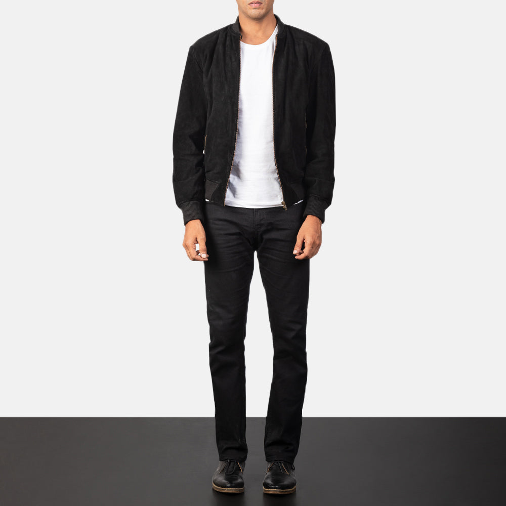 
Shane Nero Suede Bomber in Pelle da Uomo - Vista laterale che mostra il taglio ergonomico delle maniche