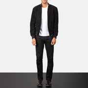 
Shane Nero Suede Bomber in Pelle da Uomo - Vista laterale che mostra il taglio ergonomico delle maniche
