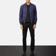
Shane Navy Blue Suede Bomber Jacket - Vista laterale che mostra il taglio ergonomico delle maniche