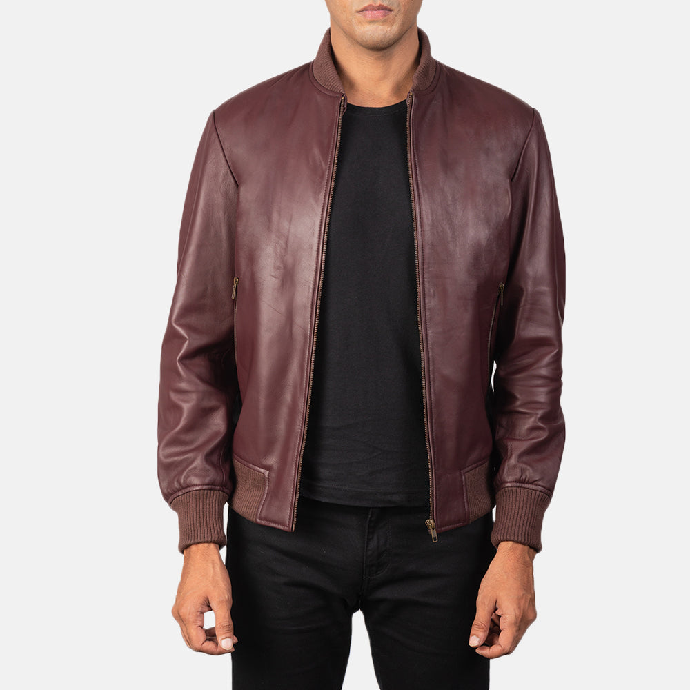 
Shane Marrone Rossiccio Bomber in Pelle da Uomo in Maroon Sheepskin Leather - Vista frontale e silhouette sartoriale | Acquista online