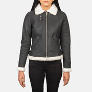 
Prospettiva indossata di Sherilyn B-3 Distressed Black Leather Bomber Jacket su modello - Drappeggio naturale alla luce del giorno