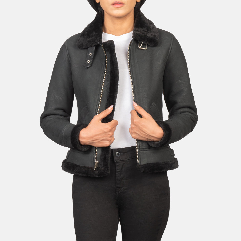 
Sherilyn B-3 Distressed Black Leather Bomber Jacket in Distressed Black Sheepskin Snuffed - Vista frontale e silhouette sartoriale | Acquista online