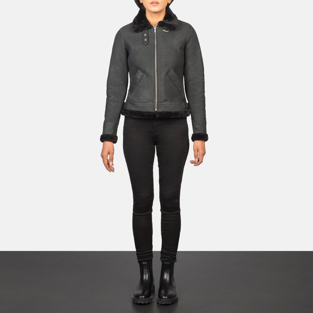 
Sherilyn B-3 Distressed Black Leather Bomber Jacket - Vista laterale che mostra il taglio ergonomico delle maniche