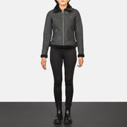 
Sherilyn B-3 Distressed Black Leather Bomber Jacket - Vista laterale che mostra il taglio ergonomico delle maniche