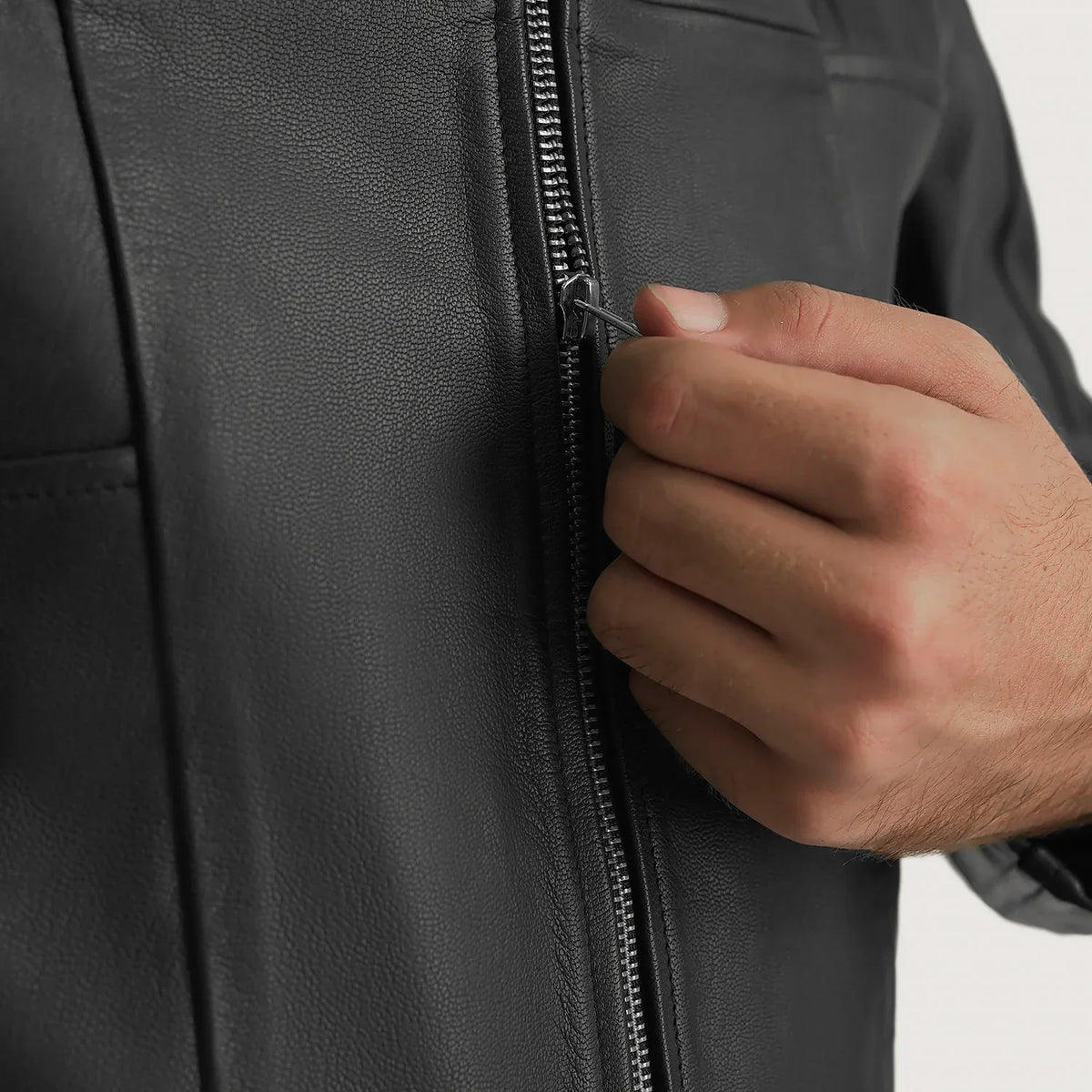 Vista interna Showing Quilted viscose lining &amp; Dual Inside Utility Storage Pockets