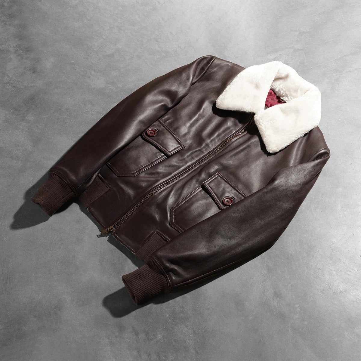 
Prospettiva indossata di Stella G-1 Maroon Leather Bomber Jacket su modello - Drappeggio naturale alla luce del giorno
