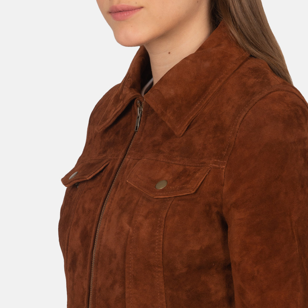 
Suzy Brown Suede Trucker Jacket - Vista laterale che mostra il taglio ergonomico delle maniche