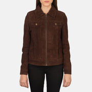
Prospettiva indossata di Suzy Brown Suede Trucker Jacket su modello - Drappeggio naturale alla luce del giorno
