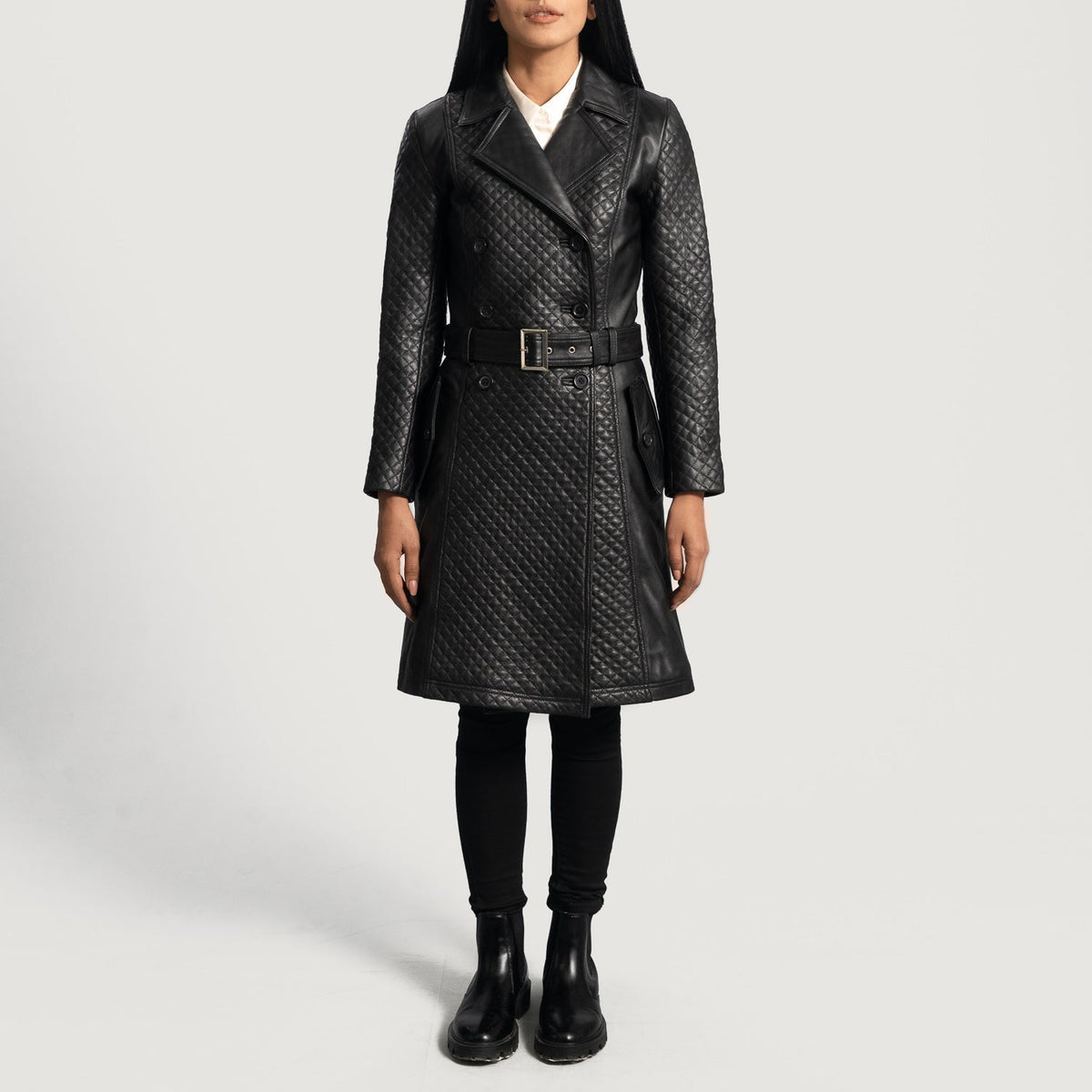 
Sweet Susan Nero Trench in Pelle da Donna - Vista laterale che mostra il taglio ergonomico delle maniche