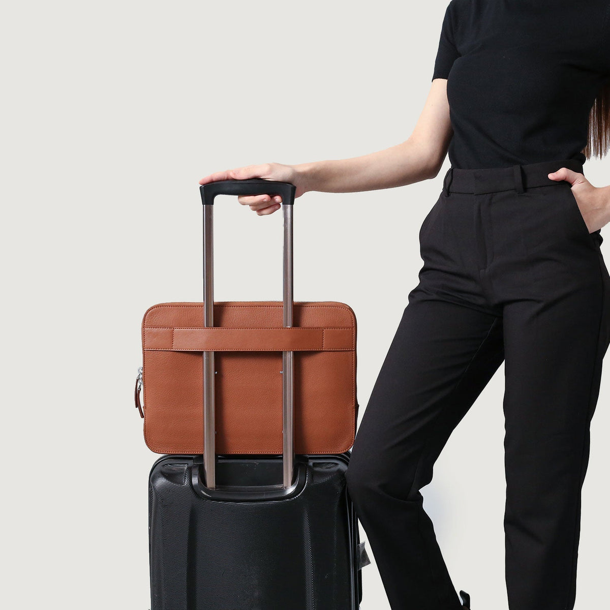 
Prospettiva indossata di The Baxter Brown Leather Laptop Sleeve For Men & Women su modello - Drappeggio naturale alla luce del giorno