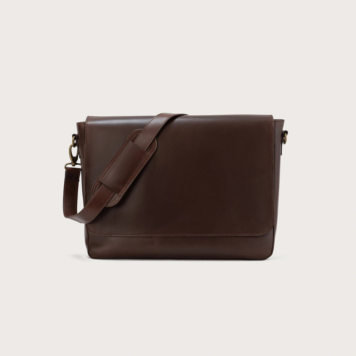 
The Carismatico Vintage Brown Leather Messenger Bag For Men & Women in Vintage Brown Full-Grain Leather - Full Exterior Vista frontale e silhouette sartoriale | Acquista online