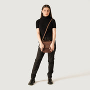 
Tan Full Grain Naturally Milled Cowhide Leather. Leather Bag - Prospettiva posteriore con spallacci in pelle rinforzati