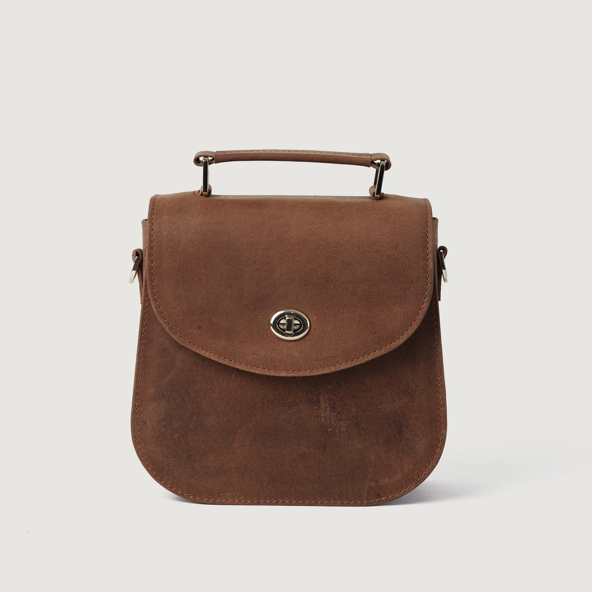 
The Sandra Vintage Cuoio Leather Saddle Bag For Women - Profilo laterale strutturato con profondità del soffietto