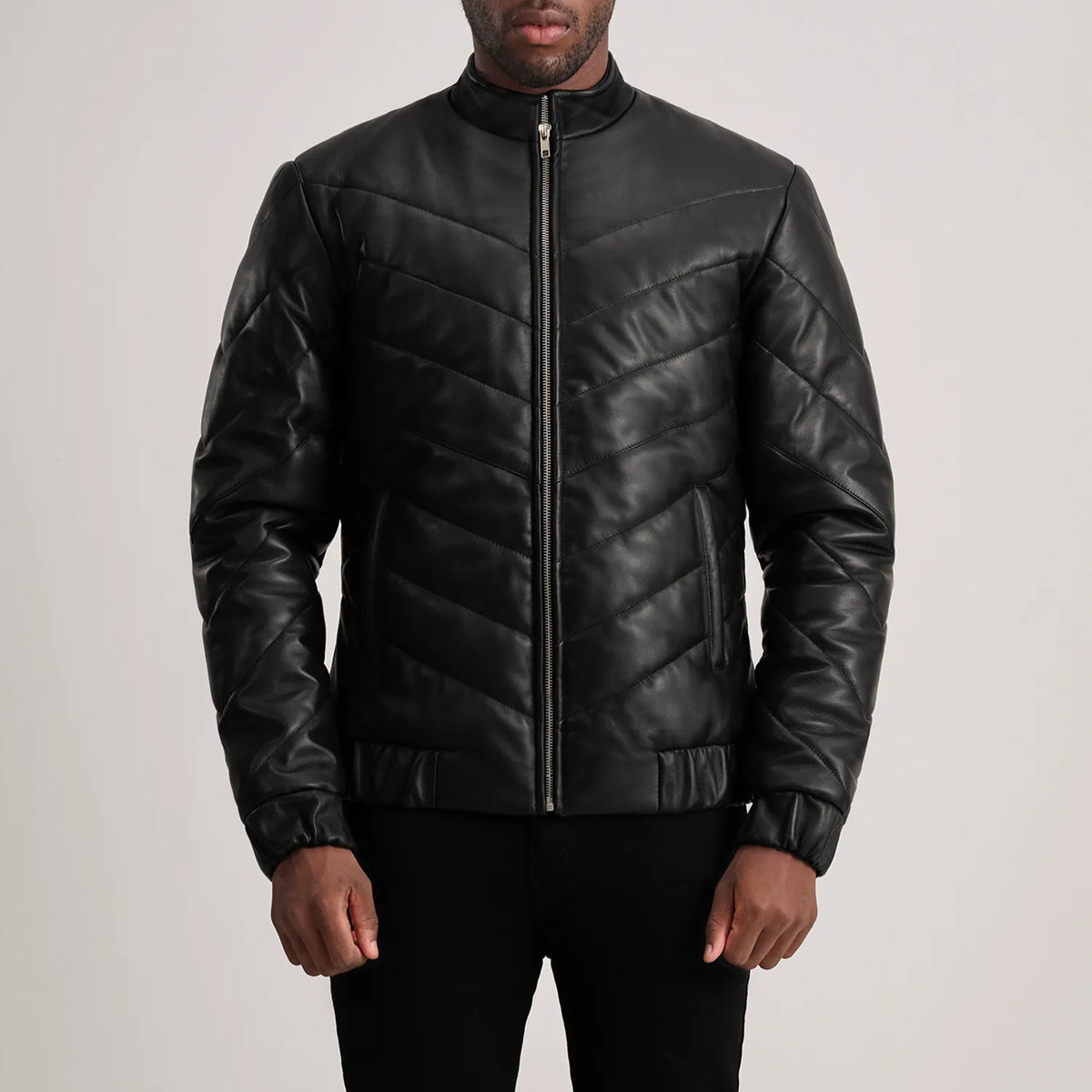 Dettaglio ravvicinato of Classic Collar &amp; Zipper Hardware on Travis Black Leather Puffer Jacket