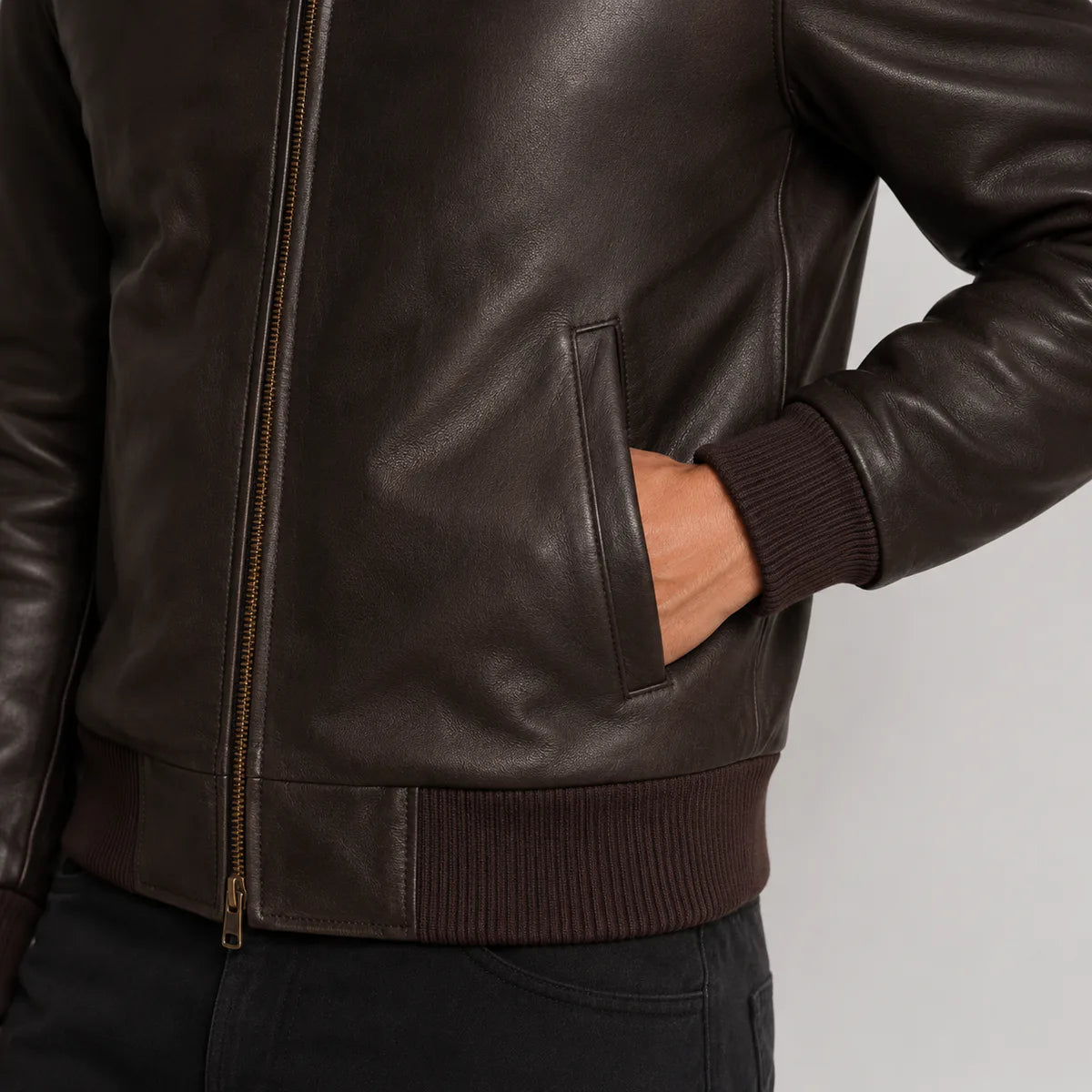 Dettaglio ravvicinato of Classic Collar &amp; Heavy-Duty Zipper Hardware on Dark Marrone Sheepskin Bomber in Pelle da Uomo