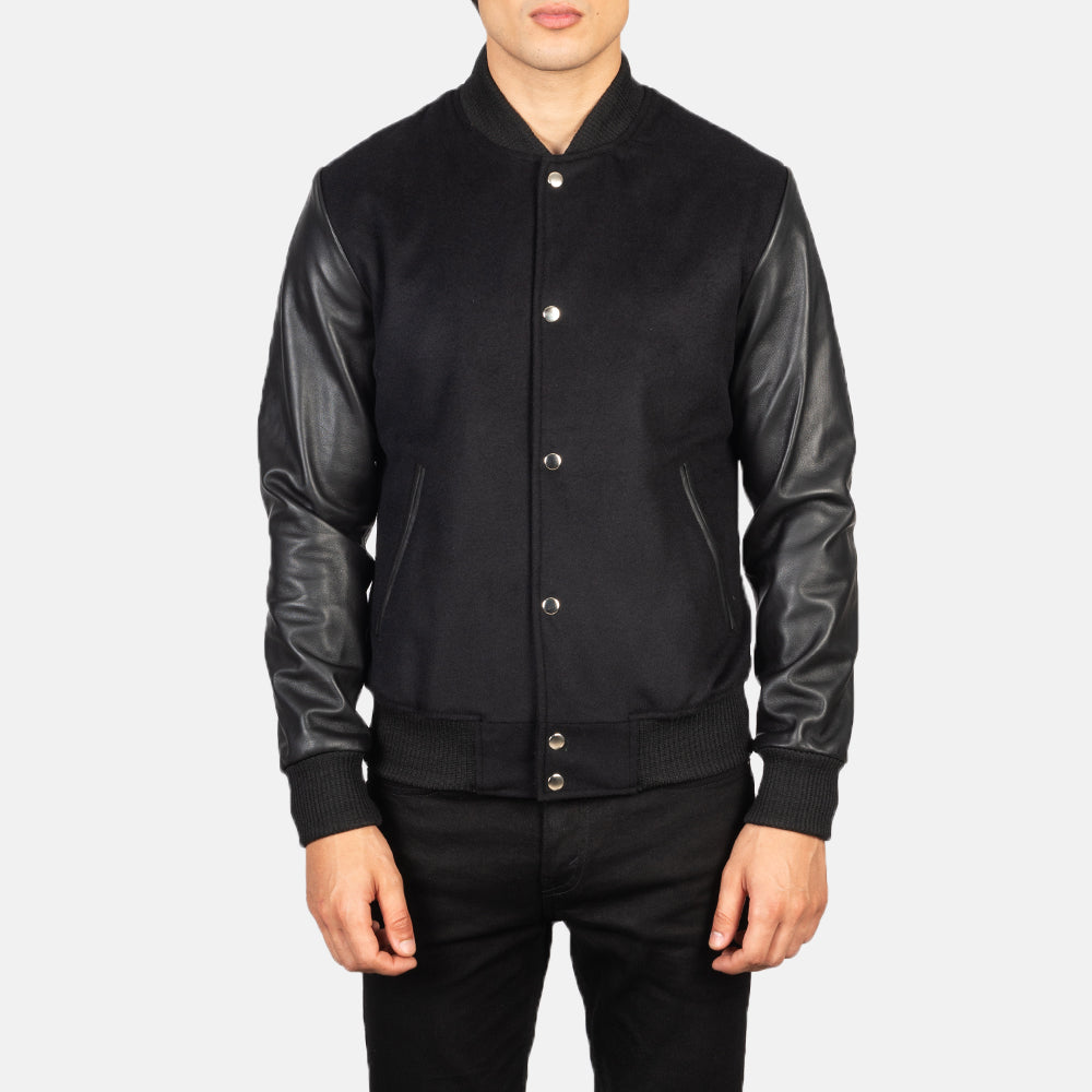 Dettaglio ravvicinato of Varsity &amp; Snap Buttons Hardware on Men's Vaxton Nero Hybrid Varsity Giacca in Pelle da Uomo