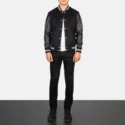 
Vaxton Nero Striped Hybrid Varsity Giacca in Pelle da Uomo - Vista laterale che mostra il taglio ergonomico delle maniche