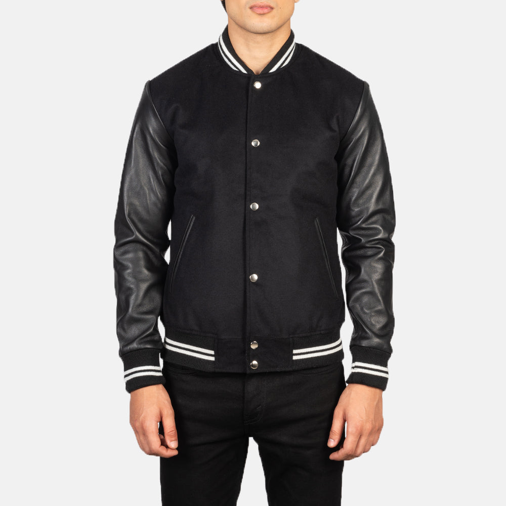 
Dettaglio ravvicinato of Varsity & Snap Buttons Hardware on Vaxton Nero Striped Hybrid Varsity Giacca in Pelle da Uomo