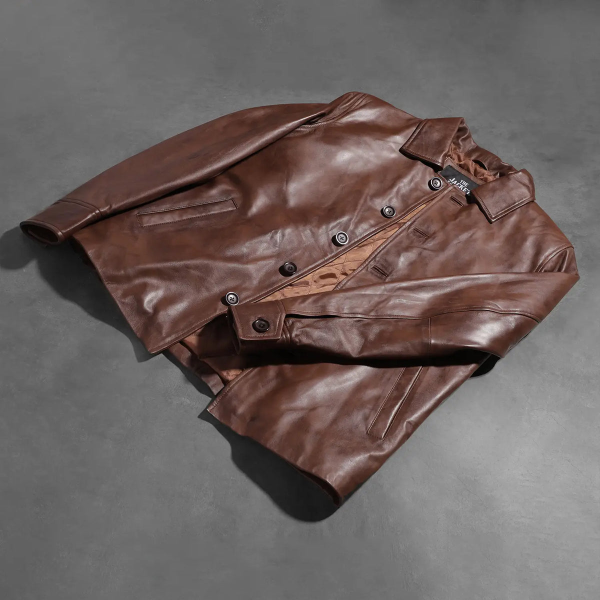 
Buttoned & Hem Craftsmanship Construction Detail on Waffle Marrone Giacca in Pelle da Uomo