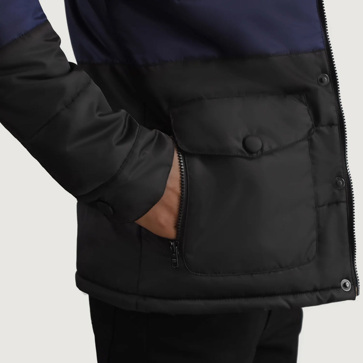 
Vista interna Showing Quilted Viscose Lining & Due tasche interne funzionali