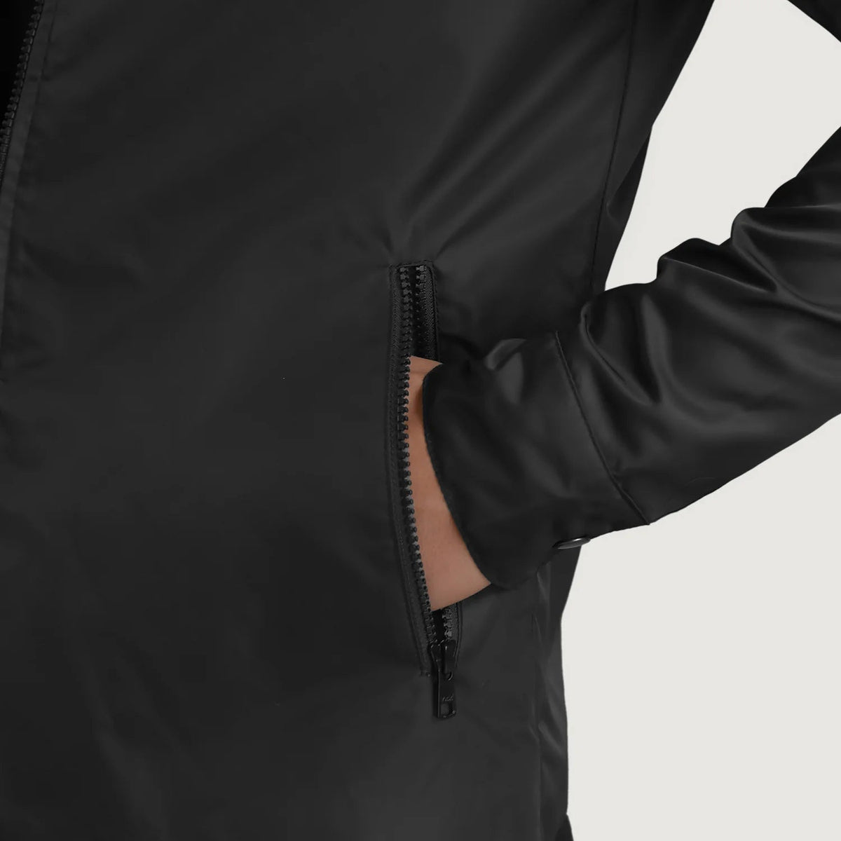 
Vista interna Showing Quilted Viscose Lining & Due tasche interne funzionali