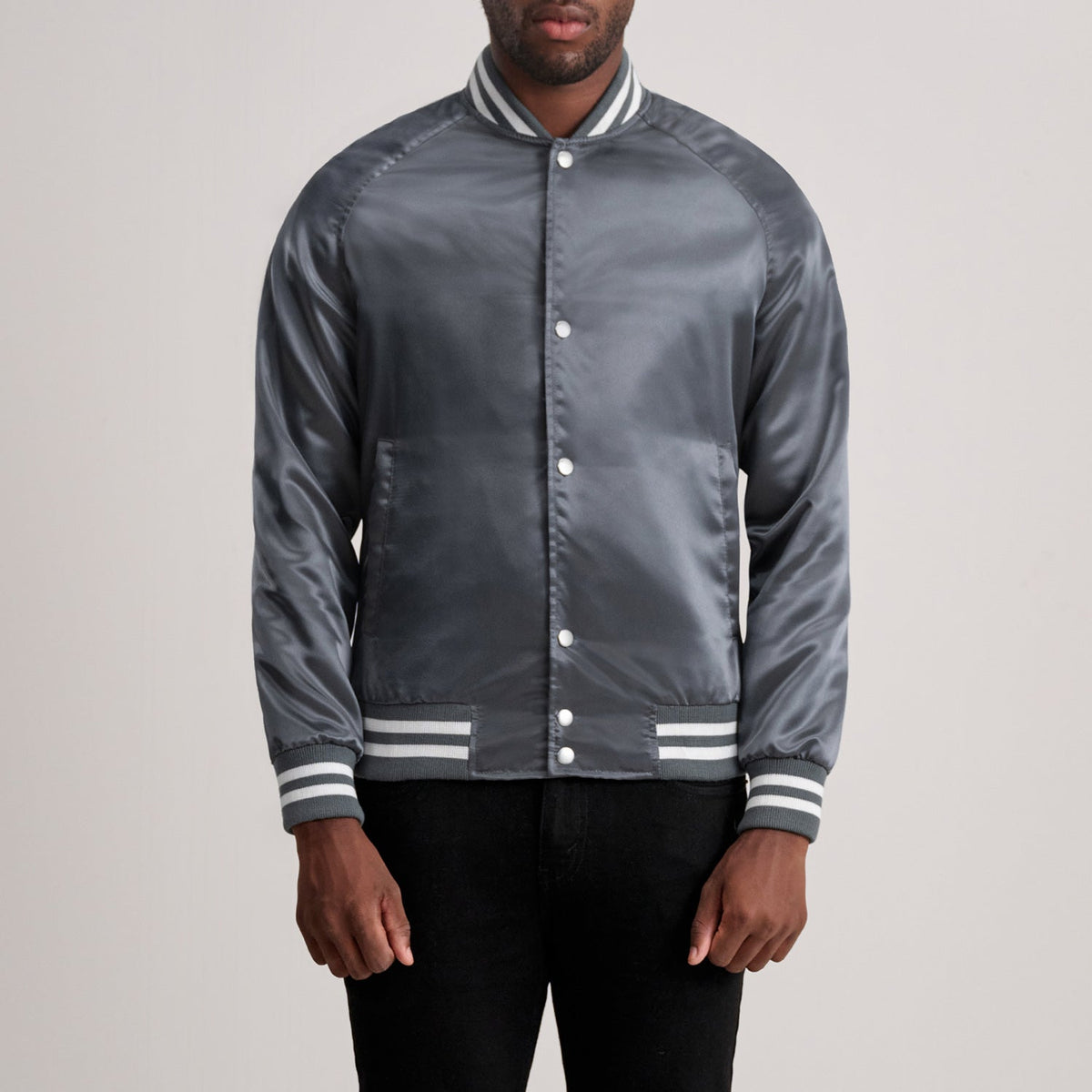Xander Grigio Varsity Giacca in Pelle da Uomo in Grey Satin - Vista frontale e linea su misura | Acquista online