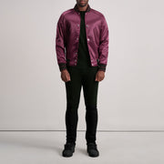 Dettaglio ravvicinato of Varsity &amp; Button Hardware on Xander Bordeaux Varsity Giacca in Pelle da Uomo