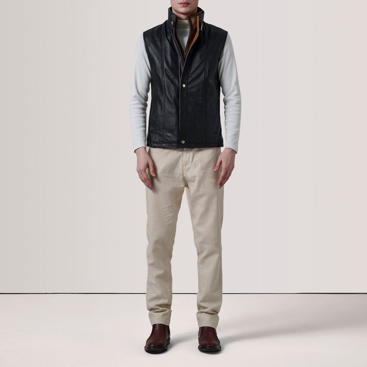 
Grey Goatskin Suede Leather Vest - Vista posteriore con spalle definite e orlo pulito