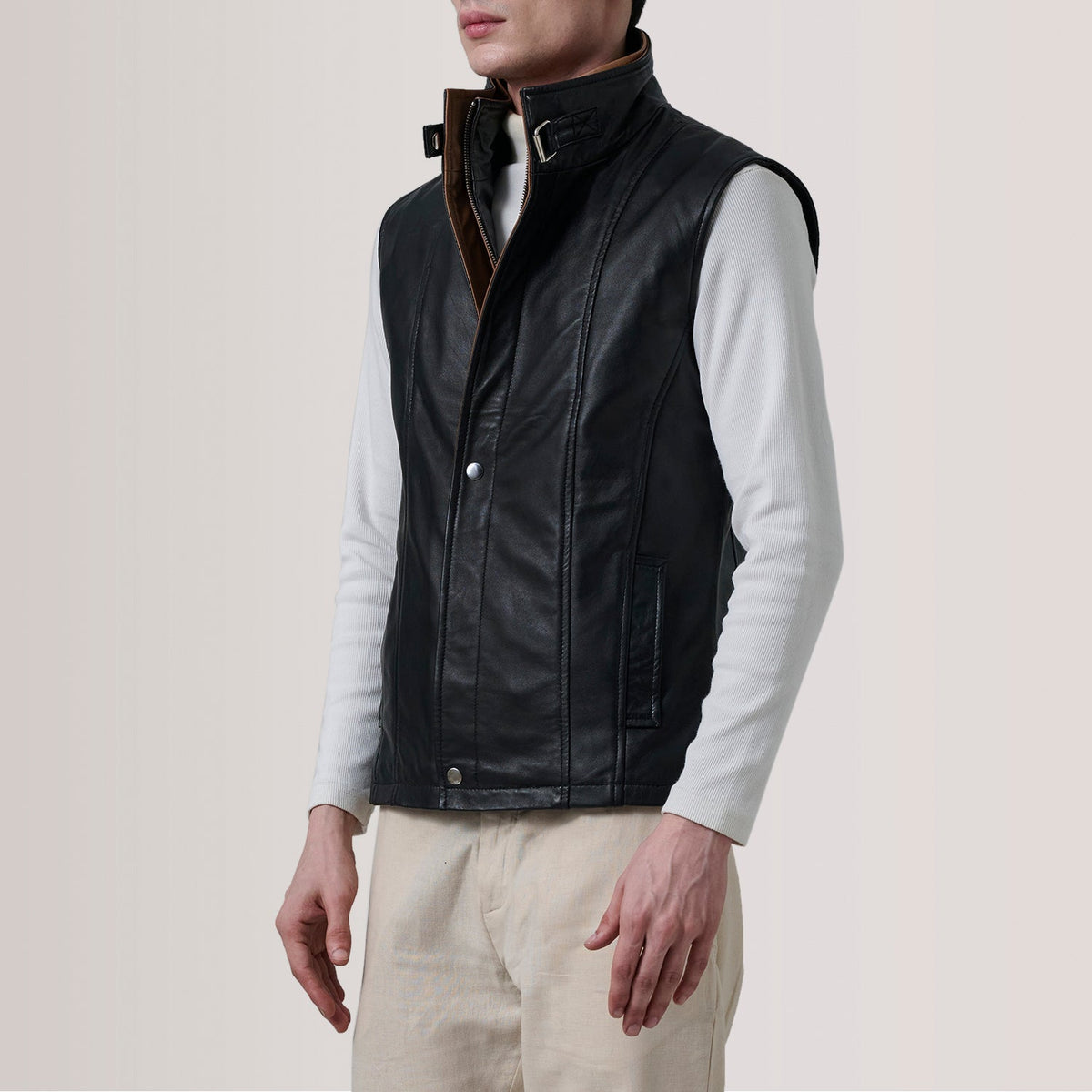 
Zane Grey Suede Vest For Men - Vista laterale che mostra il taglio ergonomico delle maniche