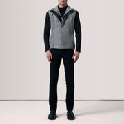 
Prospettiva indossata di Zane Grey Suede Vest For Men su modello - Drappeggio naturale alla luce del giorno