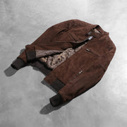 
Prospettiva indossata di Zenna Mocha Suede Bomber Jacket su modello - Drappeggio naturale alla luce del giorno